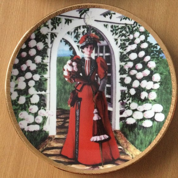 AVON president's club award plate "Mrs. Albee takes a stroll in the garden" - Picture 1 of 5